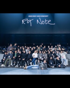 Roy Kim Instagram - 드라마틱한 3일이였어요. 매 해를 따스히 마무리하는, 내가 가장 애정하는 시간인 단독 콘서트 2023 <로이노트> 를 하루 앞두고 39도 고열 독감에 말할 힘 마저 남아있지 않은 저를 보며, 관리에 철저했던 터라 더 슬프고 서러웠답니다. 모두의 걱정 속에 그리고 크게 보이지 않던 희망 속에도 왠지 해낼 수 있을 것 같은 착각으로 제 몸을 속였고, 그렇게 저를 보러 와주신 관객분들의 환호는 저를 뛰게했고, 나오지 않던 목소리도 다시 흐르게 해주고, 잃었던 초점도 다시 선명히 돌려줬어요. 그렇게 눈깜박에 3일간의 <로이노트>는 소중히 제 마음속에 적혀있네요. 비록 지금은 몸도 목도 남아 있질 않지만, 찾아와주신 분들 모두에게 나눠 드린것 같아 정말 다행이고 행복합니다. 힘들일 잠시나마 잊어줬다면 그걸로 충분합니다. 이제 좀 쉬어야 겠어요. 
2023 재밌었다 너. 
2024는 얼마나 더 멋지려나. 얼마나 더 소중하려나. 

Thanks and so much love to everyone who came to my concert <ROYNOTE>. Now my body aches, yet with so much gratitute and joy knowing that i've shared everything of what i got to all who came to vibe with me. What a year, and cant wait for what to come. Been hell of a ride, thanks for being next to me. Xoxo, roy.