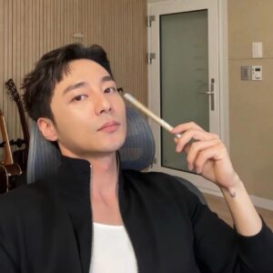 Roy Kim Instagram - 정말 바빴던 5월 잘 버텨준 내 성대에 고마워. 
하던대로 살거라 약속하고 더 많은걸 해냈네.
바쁠 수 있는것도 행복이고 그 많은 곳에 날 보러 와주는 사람들도 축복인걸, 나는 덕분에 행운아가 된거같다. 
이제 좀 쉴텐데, 쉬는것도 노는것도 행운처럼 살아야지.
별것도 아닌거 의미두면 더 소중해지니깐. 

동아대재능대홍대세종캠대구대항공대서울시립대경성대경남대경북대공주교육대동국대와이즈성결대수원대세종대🌹알럽🤍 

Busy May happy may thanks for letting my voice stay wet. Happy June awaits, though I'll miss performing soon enough, im gonna travel golf eat and exercise real good. See you soon enough. I'll be back soon xoxo. Roy