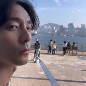 Roy Kim Instagram - 🇭🇰 오랜만이야 보고팟성 
홍콩의 겨울은 완벽한 온도네 
몇달 살아보고 싶기도 하고...
그러나 빨리 노래나 쓰자.

Long time no see hong kong
I've missed you