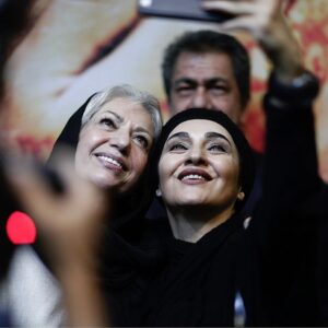 Roya Nownahali Instagram - در حال سلفى گرفتن، شكار شديم. 
ما هم شكار كرديم از صفحهء خانم ريحانه طراوتى. شبى عالى و بى خدشه، در آيين رو نمايىِ مستند "آى آدم ها" 
ساختهء بانو رخشان بنى اعتماد 
به بر پايىِ "زنجيرهء اميد"
به مديريتِ خانم مريم مرعشى
يكشنبه ١٣ تيرماه ١٣٩٥

#رخشان_بنى_اعتماد #جهانگير_كوثرى #قصه_ها
#زنجيره_اميد #مستند#خيريه#رؤيانونهالى #رويانونهالى 
#رامين_حيدرى_فاروقى #ramin_heydari_faroughi #royanownahali