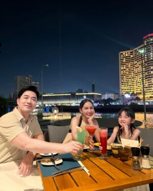 Ruangsak Loychusak Instagram - โตพอที่จะชนเเก้วกับพ่อกับแม่เเล้ว  เยี่ยม! 

#staycation