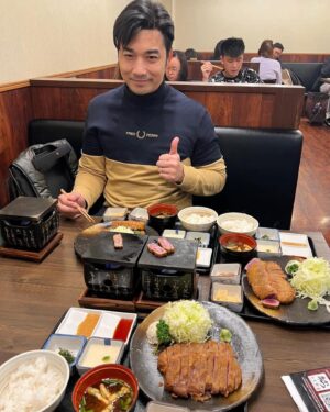 Ruangsak Loychusak Instagram - ต่อคิวชั่วโมงกว่า กับอากาศอันหนาวเหน็บ ลูกสาวบอกว่าหนูเต็มใจรอค่ะปะป๊า ( แอบดีใจที่เด็กได้ฝึกการรอคอยที่นี่) 

ขอบอกเลยว่าร้านลับร้านนี้ อร่อยสายรุ้งพุ่งกระจาย ❤️