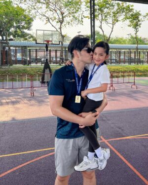 Ruangsak Loychusak Instagram - วันนี้เมดาตื่นเเต่เช้าไม่มีอิดออด เพราะตั้งใจมาหลายวันแล้วว่าจะลงวิ่ง 1.5กิโล ครั้งแรกของตนเองให้สำเร็จ งานนี้ทำให้ปะป๊าได้เห็น EF ของลูก ความไม่ย่อท้อต่ออุปสรรค การมุ่งมั่นจะทำอะไรให้สำเร็จ น่าภูมิใจมากครับ งานวิ่งเล็กๆ แต่เกิดเรื่องยิ่งใหญ่ในใจหนู ❤️

วิ่งจบเมดาบอกว่า ปะป๊าหนูเหนื่อยเหมือนจะเป็นลม 🤣 

แหม…  ตอนสมัครทีเเรกบอกปะป๊าว่าหนูขอลง 10k ได้มั้ยคะ

#harrowlongducker2024