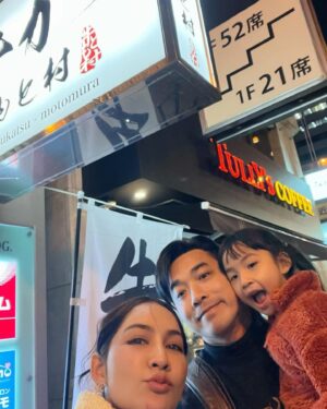 Ruangsak Loychusak Instagram - ต่อคิวชั่วโมงกว่า กับอากาศอันหนาวเหน็บ ลูกสาวบอกว่าหนูเต็มใจรอค่ะปะป๊า ( แอบดีใจที่เด็กได้ฝึกการรอคอยที่นี่) 

ขอบอกเลยว่าร้านลับร้านนี้ อร่อยสายรุ้งพุ่งกระจาย ❤️
