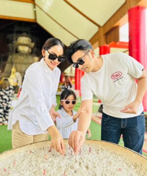 Ruangsak Loychusak Instagram - จุดประทัด 2.2ล้านนัดแก้บนไอ้ไข่ ไอ้ไข่ให้กับครอบครัวทุกปี  เพื่อนๆจังหวัดอื่นๆ มาเที่ยวนครกันนะครับ โดยเฉพาะคนทำค้าขาย มาไหว้ มาขอ 
ไอ้ไข่กันน้าา ❤️