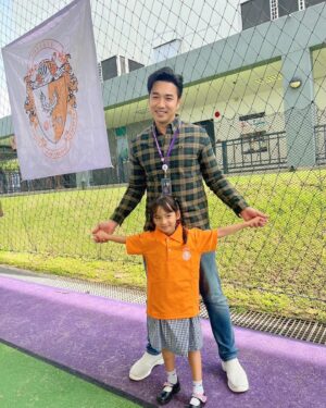 Ruangsak Loychusak Instagram - วันจบการศึกษาระดับ Early year ของ Harrow พี่เมดาจะเข้าสู่ Pre prep Y1 และวันนี้เป็นวันประกาศ House ของเด็ก พี่เมดาได้อยู่สีส้ม (Sonakul) ปะป๊ากับเเม่อยู่กับหนูทุกโมเมนต์ ❤️👍🏻😊
