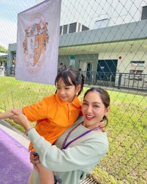 Ruangsak Loychusak Instagram - วันจบการศึกษาระดับ Early year ของ Harrow พี่เมดาจะเข้าสู่ Pre prep Y1 และวันนี้เป็นวันประกาศ House ของเด็ก พี่เมดาได้อยู่สีส้ม (Sonakul) ปะป๊ากับเเม่อยู่กับหนูทุกโมเมนต์ ❤️👍🏻😊
