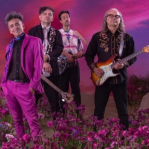 Rubén Albarrán Instagram - “Nadie es ilegal, el mundo es nuestro hogar”, dispara @ru.albarran con su característica voz, levemente ronca, pero definitivamente entrañable. Y la frase de la nueva canción de @cafetacvba llega como un rayo de luz en un contexto en que el planeta Tierra, entre las guerras y las tragedias naturales (consecuencia de decisiones políticas y económicas) parece el lugar menos amable del Universo. 

 🎸 La primera canción que Café Tacvba lanza en los últimos siete años se llama “La bas(e)” y es la base del tema lo primero que llama la atención. Porque el rasguido de la guitarra de @joselo.oso.rangel , compositor de la música (y coautor de la letra junto a Rubén Albarrán), es lo más blusero/rockero que la banda haya grabado jamás. Podría ser un tema de Elmore James o de Pappo, pero al mismo tiempo irrumpe la arenga de Albarrán: “un, dos, tres, por tí; un, dos, tres, por mí”, lanza y abre una puerta. El  mensaje da en el blanco: “Por todos mis valedores, formando un jardín de flores”. Mientras tanto, Quique Rangel y @memetronic , refuerzan la base desde el bajo y una segunda guitarra. 

💐 Difícil obviar el link entre esas flores que menciona la canción y “Las flores”, esa canción de Re, el álbum que este año celebra su trigésimo aniversario, que se volvió un himno festivo en cada una de las presentaciones del grupo.

“¡Aquí estamos, nos quedamos!”, suena a declaración de principios, en un contexto en el que Donald Trump, candidato a la presidencia de Estados Unidos, amenaza con una deportación masiva en caso de llegar al poder. Es un grito catártico, de resistencia festiva y luminosa, que transmite optimismo y que lleva a la canción a otro nivel. La coyuntura no es menor, en las próximas semanas, el grupo inicia una nueva gira por Estados Unidos. 
(de la nota en @rollingstonear, sigue en comentarios ➡️)