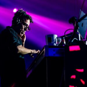 Rubén Albarrán Instagram - Pinché Pinchadiscos DJ set at @distromusichall on 5.4.24 @ru.albarran @instacvba @rocksinanestesia @vampiro32 @marlaylenia #rubenalbarran #cafetacvba #pinchepinchadiscos #distromusichall #djset #rocknroll #rockenespañol #vinyl #records #concertphotography #musicphotography #nikon #nikonusa #nikonphotography
