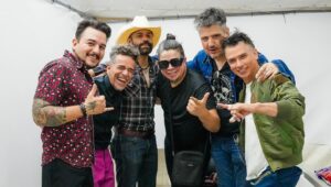 Rubén Albarrán Instagram - Carnal @ru.albarran es un agasajo compartir escenario contigo! Que se repita chingos de veces!! 🤘🏻🤘🏻#lasensacióndenuevoleón