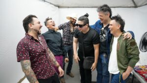 Rubén Albarrán Instagram - Carnal @ru.albarran es un agasajo compartir escenario contigo! Que se repita chingos de veces!! 🤘🏻🤘🏻#lasensacióndenuevoleón