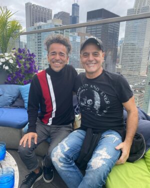 Rubén Albarrán Instagram - Saludos desde Chicago, encontrandonos #familiamusical .
Nos bailamos hoy por la noche en @distromusichall con mi querido @zbosio DJSet y yo merengues #pinchepinchadiscos y más #pasosprohibidos #fiesta #chicago 🥳🌸🙌🏼🌸