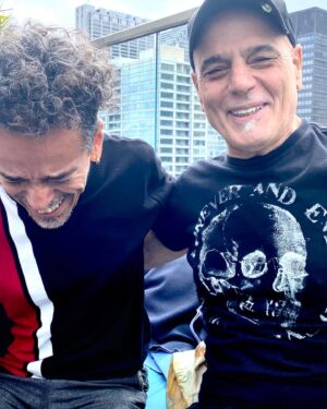 Rubén Albarrán Instagram - Saludos desde Chicago, encontrandonos #familiamusical .
Nos bailamos hoy por la noche en @distromusichall con mi querido @zbosio DJSet y yo merengues #pinchepinchadiscos y más #pasosprohibidos #fiesta #chicago 🥳🌸🙌🏼🌸