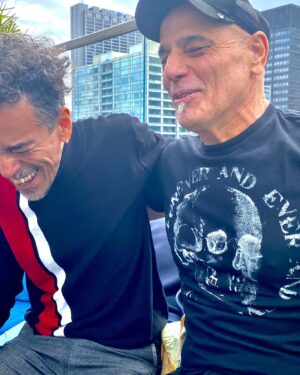 Rubén Albarrán Instagram - Saludos desde Chicago, encontrandonos #familiamusical .
Nos bailamos hoy por la noche en @distromusichall con mi querido @zbosio DJSet y yo merengues #pinchepinchadiscos y más #pasosprohibidos #fiesta #chicago 🥳🌸🙌🏼🌸