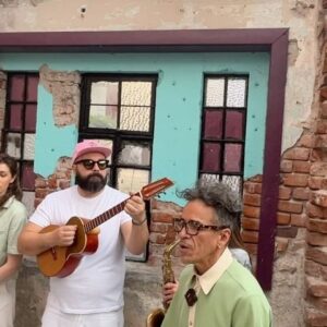 Rubén Albarrán Instagram - Hoy se concreta un sueño de años, de poder hacer una colaboración con una persona de una banda que admiro hace mucho tiempo  @ru.albarran 

VIVO 🍃
21 hrs en todas las plataformas 
19.30 hrs 🇨🇱LIVE TikTok
20.00 hrs 🇨🇱 LIVE IG