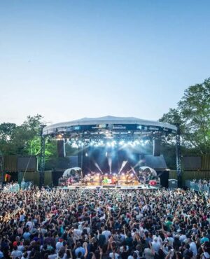Rubén Albarrán Instagram - Gracias Central Park, NiuYor, se armo el taconazo en el #summerstagenyc @instacvba , para la nota completa @billboardlatin 🥳.
📸Will Oliver/ @summerstage .
🌸🙌🏼🌸