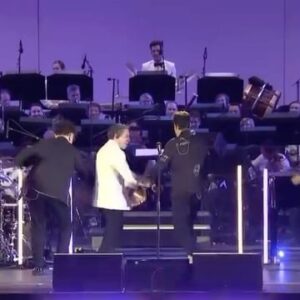Rubén Albarrán Instagram - Y que sacamos los pasos prohibidos el sábado pasado 🥳.
Hermosa fiesta y agradecido con todos los involucrados 🌸🙌🏼🌸 ¡Viva @gustavodudamel ! ¡Viva la @laphil ! ¡ #quesigaeltaconazo @instacvba ! Gracias @hollywoodbowl 🎶🎶 .
🎥 by Hollywood Bowl published on Gustavo Dudamel’s official social media.