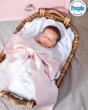 Ruben Studdard Instagram - I spy our Mommy & Me set featured in @people Magazine with the cutest little humans 😍 from our very own @realrubenstuddard  and the beautiful @kristin_studdard ✨

Captured by our featured photographer @thedavenportdesign 

Set Design @jamiebstylist 

#photostudio #peoplemagazine #setdesign #editorialphotography #studiophotography #rubenstuddard #asthetikbham #bhamstudio
