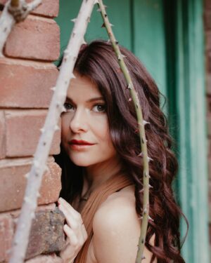 Ruby Chase O'Neil Instagram - We are moving through a doorway… From one world to another ✨

Who will you choose to become? 

Eclipse will be total April 8, 1:30pm cst 
Join the livestream on unify.org 12cst then playing my set 2pm cst which will be continued on the livestream 🧡@unify

📷 @meghansmolkaphoto 
💋 @thresholdadornment 
💛 @freepeople 

#eclipse