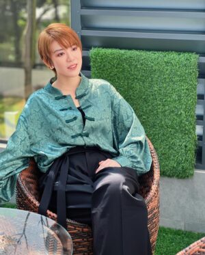 Ruby Yap Instagram - Outfit from @playboutique 
昨天發的照片 
有好多人說 「很不一樣的你」
這樣像你們眼中的我了吧🫣

那日遇到一位很認真努力的演員
她說 「你真人跟我想象的很不一樣」
我問她 「那你覺得我應該是怎麼樣的？」
她 「就是看起來很酷，很man，很鋼鐵的那種」

這讓我想起來我经常会听到类似的话
我穿得朴素一点 
有人會說「你今天很不一樣」 
我跟朋友耍嘴皮子逗笑了人 
有人會說「原來你是這樣的啊！」
我展現出我在感情里的懦弱和小女人
有人會說「我真的重新認識你誒」 
我穿長裙出去遇到朋友
朋友會說「怎麼今天這麼girl啊？很不像你」
我從長髮變短髮
朋友會說 「我的俞均去了哪裡」

我才發現 原來每個圈子認識的那個我
都是不同面向的我
我可以是鋼鐵「直男」
也可以是刁蠻任性的公主
是溫婉儒雅的女人
也可以是很沒文化滿嘴乾話的人類
等等等 而這些都是我
取決於我們什麼時候認識
認識時在什麼場合 而你又是怎麼樣的人
這或許也與我的 「討好型人格」 有關
但不管哪一個面向的我都是我

在還沒學表演以前 我巨討厭某一面的我
我覺得那樣的我不配活著
也覺得那一面的我很討人厭
不會有人喜歡那一面的我
上了課以後 我學會了人還是得對自己坦白 接受自己
包括接受自己最不喜歡最討厭最陰暗的那些面向

曾經有一位朋友跟我聊心事的時候說
「我很害怕讓別人知道我真實的想法，因為那個想法在我看來其實很邪惡，很醜陋，很不好」
我就說 「如果你害怕別人的看法但卻又很想說出來，你可以跟我說。我不會judge你。」
這些所謂的ugly truth，也是自己的其中一個面向吧
每一人都會有自己的陰暗面
你看不到 只不過是他選擇不告訴你罷了

話說回來
最後我和那位演員說
我相信人都是有多面的
很少人在所有人的面前都是一樣的樣子
再怎麼真誠的人都如此
只不過那時候你看到的我
那時的經歷和狀態
以那種形象和姿態出現在大家面前讓我最舒服
現在我的生活又有了轉變 有了新的經歷
目前這個樣子是讓我最舒服的
還真的沒有那麼多複雜的原因可探討
形象這種東西怎麼說都只是外殼
最重要的是靈魂深處的我始終是我
這樣不就好了嗎😌