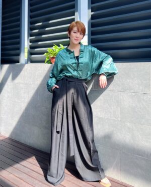 Ruby Yap Instagram - Outfit from @playboutique 
昨天發的照片 
有好多人說 「很不一樣的你」
這樣像你們眼中的我了吧🫣

那日遇到一位很認真努力的演員
她說 「你真人跟我想象的很不一樣」
我問她 「那你覺得我應該是怎麼樣的？」
她 「就是看起來很酷，很man，很鋼鐵的那種」

這讓我想起來我经常会听到类似的话
我穿得朴素一点 
有人會說「你今天很不一樣」 
我跟朋友耍嘴皮子逗笑了人 
有人會說「原來你是這樣的啊！」
我展現出我在感情里的懦弱和小女人
有人會說「我真的重新認識你誒」 
我穿長裙出去遇到朋友
朋友會說「怎麼今天這麼girl啊？很不像你」
我從長髮變短髮
朋友會說 「我的俞均去了哪裡」

我才發現 原來每個圈子認識的那個我
都是不同面向的我
我可以是鋼鐵「直男」
也可以是刁蠻任性的公主
是溫婉儒雅的女人
也可以是很沒文化滿嘴乾話的人類
等等等 而這些都是我
取決於我們什麼時候認識
認識時在什麼場合 而你又是怎麼樣的人
這或許也與我的 「討好型人格」 有關
但不管哪一個面向的我都是我

在還沒學表演以前 我巨討厭某一面的我
我覺得那樣的我不配活著
也覺得那一面的我很討人厭
不會有人喜歡那一面的我
上了課以後 我學會了人還是得對自己坦白 接受自己
包括接受自己最不喜歡最討厭最陰暗的那些面向

曾經有一位朋友跟我聊心事的時候說
「我很害怕讓別人知道我真實的想法，因為那個想法在我看來其實很邪惡，很醜陋，很不好」
我就說 「如果你害怕別人的看法但卻又很想說出來，你可以跟我說。我不會judge你。」
這些所謂的ugly truth，也是自己的其中一個面向吧
每一人都會有自己的陰暗面
你看不到 只不過是他選擇不告訴你罷了

話說回來
最後我和那位演員說
我相信人都是有多面的
很少人在所有人的面前都是一樣的樣子
再怎麼真誠的人都如此
只不過那時候你看到的我
那時的經歷和狀態
以那種形象和姿態出現在大家面前讓我最舒服
現在我的生活又有了轉變 有了新的經歷
目前這個樣子是讓我最舒服的
還真的沒有那麼多複雜的原因可探討
形象這種東西怎麼說都只是外殼
最重要的是靈魂深處的我始終是我
這樣不就好了嗎😌