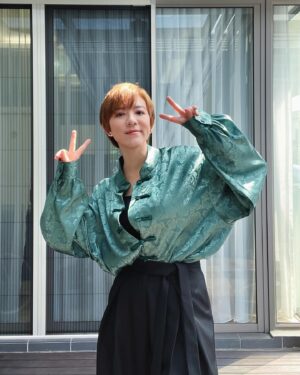 Ruby Yap Instagram - #年初一 #自拍篇 #OOTD 

每年新年初一都穿紅色
今年來點不一樣
青色一般在我們眼裡都代表著「可行」
比如在追求自己喜歡的對象時對方有沒有給你green light
談個案子老闆會問你這個案子的status是不是green light
開車時看到綠燈就代表可行
但願這一年遇到的所有人事物都是可行
自己的身心健康也 「可行」

這個祝福獻給你們
也給我自己
新年快樂！

Oversized 唐裝   百搭寬松黑褲 👉🏻 @playboutique

#我知道今天年初二了 
#昨天都把時間留給了家人
#今天post也一樣的啦