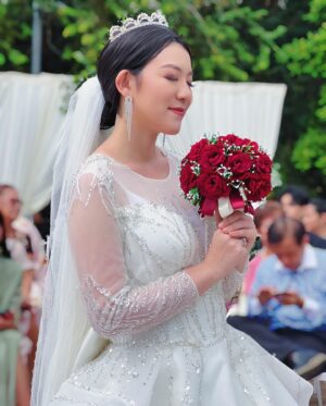 Ruby Yap Instagram - 2024從一部氛圍良好的劇組開始
Anne/秀瑩已經殺青了兩個禮拜多
又開始在期待下一部戲什麼時候會來
.
最近很多人都在問我是否沒有經紀人
是的 目前的我沒經紀人
也沒有任何公司的合約綁著
各種合作、戲的邀約、主持、歌唱演出都可直接聯繫我喲
.
2024迎來了好的開始
希望今年會比往年好
沒有也沒關係
生活繼續安穩 繼續有機會做自己喜歡的事
這樣也挺好的☺️

#我沒有結婚不要恭喜我OK
#這是戲服 #這是戲服 #這是戲服
#最后一张是不小心拍到的
#虽然我很丑但我很喜欢🤣

Terima Kasih kepada @embun_wedding pinjam baju pengantin ni untuk #IndecentMarriage shooting. I love it so much 🩷