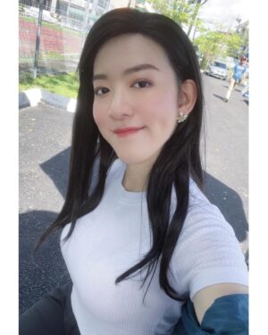 Ruby Yap Instagram - #IndecentMarriage之長髮篇
#電視劇 

看來我該入手幾頂假髮以備拍攝不時之需😌
有好些粉絲問我為什麼不乾脆留回長髮？
相信我，卷毛的我留起長髮來絕對不長這樣，每天起床都像是上演Lion King，每年都得做最少一次離子燙，然後我的頭髮就會壞掉了🫠
所以以前你們看到我長髮時美美的樣子，都是每年花了不少錢在打理的。#很累人 

至於為什麼我短髮時頭髮就不會那麼卷…嗯，我也很想知道答案

#我是後天性捲髮
#基因專科醫生也不明白為什麼會有後天性捲髮
#話說這一次拍攝完全沒畫眼線
#化妝師的功力值得加一百隻雞腿