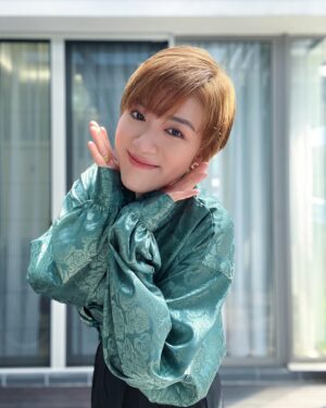 Ruby Yap Instagram - #年初一 #自拍篇 #OOTD 

每年新年初一都穿紅色
今年來點不一樣
青色一般在我們眼裡都代表著「可行」
比如在追求自己喜歡的對象時對方有沒有給你green light
談個案子老闆會問你這個案子的status是不是green light
開車時看到綠燈就代表可行
但願這一年遇到的所有人事物都是可行
自己的身心健康也 「可行」

這個祝福獻給你們
也給我自己
新年快樂！

Oversized 唐裝   百搭寬松黑褲 👉🏻 @playboutique

#我知道今天年初二了 
#昨天都把時間留給了家人
#今天post也一樣的啦