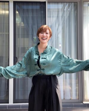 Ruby Yap Instagram - #年初一 #自拍篇 #OOTD 

每年新年初一都穿紅色
今年來點不一樣
青色一般在我們眼裡都代表著「可行」
比如在追求自己喜歡的對象時對方有沒有給你green light
談個案子老闆會問你這個案子的status是不是green light
開車時看到綠燈就代表可行
但願這一年遇到的所有人事物都是可行
自己的身心健康也 「可行」

這個祝福獻給你們
也給我自己
新年快樂！

Oversized 唐裝   百搭寬松黑褲 👉🏻 @playboutique

#我知道今天年初二了 
#昨天都把時間留給了家人
#今天post也一樣的啦
