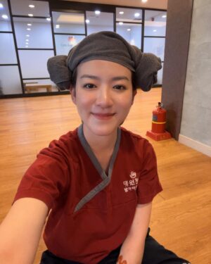Ruby Yap Instagram - 導遊說要體驗韓國汗蒸先要搞定這個 #羊咩咩頭 
以前看韓國綜藝節目的時候
期待自己有天也能體驗一下
多年後長大了竟然夢想成真
.
最後體驗了80幾度的Dome
結果是 15分鐘後我們都去泡澡了
後來我們說 明明去韓國是為了享受冷天氣
我們到底進來這裡幹嘛？😂

在馬來西亞真的不缺sauna
如今的氣溫 基本上你在中午十二點把車停在大太陽下
關掉冷氣 窗口緊閉 
不出五分鐘就能體驗到韓國80幾度汗蒸的感受了🙂

#韓國汗蒸80幾度我沒流汗
#回來坐在車裡熄滅引擎兩分鐘我的汗一滴一滴出來
#馬來西亞可以享受天然sauna