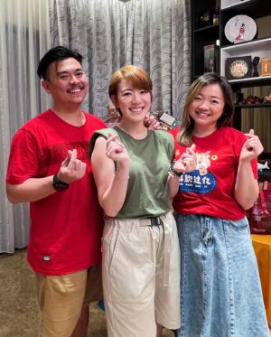 Ruby Yap Instagram - 就是經歷過撕心裂肺之痛
才發現原來「簡單」就可以很快樂
就是曾經在艱難時互相扶持
才懂得包容大家的失誤與缺點
就是發現了私慾與利益如何摧毀各種的關係
才懂得感情真情的可貴
就是經歷過太多的跌宕起伏
才知道平靜是如此溫和美好
.
不需要問我們那些都是什麼
許多的故事不是三言兩語就能說得明白
也不需要在意那些是什麼
因為掛在我們臉上的笑容足以說明一切
有些過去他人不需要懂
只需要知道我們都如此安好 足矣
👍🏻🍊🥜
🐓🛀🌸💰

#最後兩張👀 
#恭喜我們算是告別drama人生
#感恩我們都活過來了
#昨晚聊天聊到半夜很多感觸
#一切不幸的發生都有上天保佑
#坎坷的路收獲了深厚的手足之情
#我們仨 #姊姊哥哥我
#我常說我們是兄弟姐妹 
#因為我哥是兄也是我姊的弟 
#雖然他比較像我們倆姐妹的哥哥🤣
#其實我們一共七兄弟姊妹