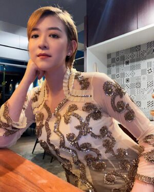 Ruby Yap Instagram - Selamat Hari Raya! Semoga keberkatan dan kebahagiaan menyertai setiap langkah anda dalam perayaan yang penuh berkat ini. 🌙✨ 

#captionbychatgpt🤭 
#Ineedabetterphotographer😂 
#這套衣服20歲買的
#到現在還能穿
#越來越不會拍照了