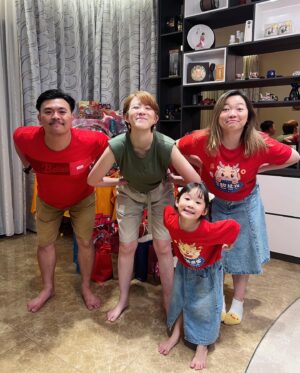 Ruby Yap Instagram - 就是經歷過撕心裂肺之痛
才發現原來「簡單」就可以很快樂
就是曾經在艱難時互相扶持
才懂得包容大家的失誤與缺點
就是發現了私慾與利益如何摧毀各種的關係
才懂得感情真情的可貴
就是經歷過太多的跌宕起伏
才知道平靜是如此溫和美好
.
不需要問我們那些都是什麼
許多的故事不是三言兩語就能說得明白
也不需要在意那些是什麼
因為掛在我們臉上的笑容足以說明一切
有些過去他人不需要懂
只需要知道我們都如此安好 足矣
👍🏻🍊🥜
🐓🛀🌸💰

#最後兩張👀 
#恭喜我們算是告別drama人生
#感恩我們都活過來了
#昨晚聊天聊到半夜很多感觸
#一切不幸的發生都有上天保佑
#坎坷的路收獲了深厚的手足之情
#我們仨 #姊姊哥哥我
#我常說我們是兄弟姐妹 
#因為我哥是兄也是我姊的弟 
#雖然他比較像我們倆姐妹的哥哥🤣
#其實我們一共七兄弟姊妹