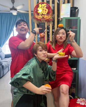 Ruby Yap Instagram - 就是經歷過撕心裂肺之痛
才發現原來「簡單」就可以很快樂
就是曾經在艱難時互相扶持
才懂得包容大家的失誤與缺點
就是發現了私慾與利益如何摧毀各種的關係
才懂得感情真情的可貴
就是經歷過太多的跌宕起伏
才知道平靜是如此溫和美好
.
不需要問我們那些都是什麼
許多的故事不是三言兩語就能說得明白
也不需要在意那些是什麼
因為掛在我們臉上的笑容足以說明一切
有些過去他人不需要懂
只需要知道我們都如此安好 足矣
👍🏻🍊🥜
🐓🛀🌸💰

#最後兩張👀 
#恭喜我們算是告別drama人生
#感恩我們都活過來了
#昨晚聊天聊到半夜很多感觸
#一切不幸的發生都有上天保佑
#坎坷的路收獲了深厚的手足之情
#我們仨 #姊姊哥哥我
#我常說我們是兄弟姐妹 
#因為我哥是兄也是我姊的弟 
#雖然他比較像我們倆姐妹的哥哥🤣
#其實我們一共七兄弟姊妹