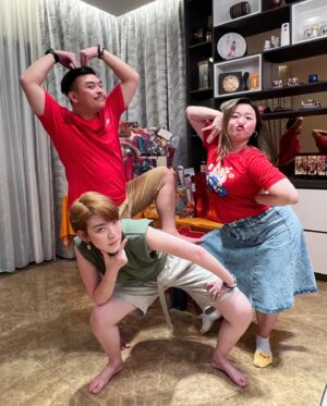 Ruby Yap Instagram - 就是經歷過撕心裂肺之痛
才發現原來「簡單」就可以很快樂
就是曾經在艱難時互相扶持
才懂得包容大家的失誤與缺點
就是發現了私慾與利益如何摧毀各種的關係
才懂得感情真情的可貴
就是經歷過太多的跌宕起伏
才知道平靜是如此溫和美好
.
不需要問我們那些都是什麼
許多的故事不是三言兩語就能說得明白
也不需要在意那些是什麼
因為掛在我們臉上的笑容足以說明一切
有些過去他人不需要懂
只需要知道我們都如此安好 足矣
👍🏻🍊🥜
🐓🛀🌸💰

#最後兩張👀 
#恭喜我們算是告別drama人生
#感恩我們都活過來了
#昨晚聊天聊到半夜很多感觸
#一切不幸的發生都有上天保佑
#坎坷的路收獲了深厚的手足之情
#我們仨 #姊姊哥哥我
#我常說我們是兄弟姐妹 
#因為我哥是兄也是我姊的弟 
#雖然他比較像我們倆姐妹的哥哥🤣
#其實我們一共七兄弟姊妹