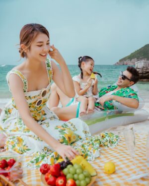 Ruco Chan Instagram - Sun-kissed and feeling fruity🍋

Photography | @raymond.a7c 
Makeup | @renee_316 
Hair | @reallllll