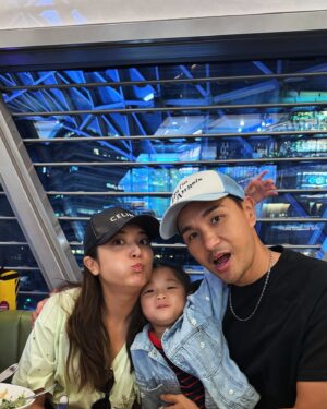 Ruco Chan Instagram - 當食飯食到要兩個大人夾住嘅時候
你仲可以咁好笑，一啲唔好意思都冇
真係服咗你😂