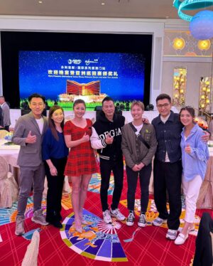 Ruco Chan Instagram - Thanks @wynn.palace for inviting us to the #InternationalSeriesMacau! What an honour to meet @Graeme_McDowell ☺️ Hubby was super lucky and got to play with him too ⛳️