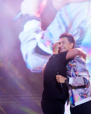 Ruco Chan Instagram - 人生每一個階段都係精彩同難忘
第一次嚟到清遠同大家見面
多謝Bobfather 邀請💪🏽💪🏻
Bob 問我可唔可以唱首紅日
用一首勵志正能量嘅歌
俾大家作為見面禮
前奏一出 將大家嘅氣氛推到高峰
希望Bobfather 嘅show
走遍全球帶給大家歡樂👍🏻
Goodshow 
更要多謝一班好鵬朋友
遠道而來支持🥰