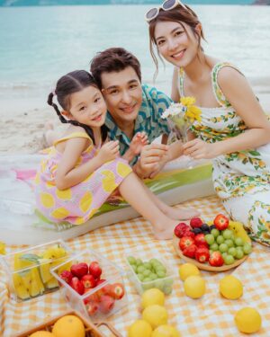 Ruco Chan Instagram - Sun-kissed and feeling fruity🍋

Photography | @raymond.a7c 
Makeup | @renee_316 
Hair | @reallllll