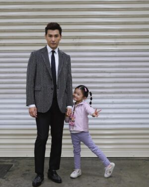 Ruco Chan Instagram - 同場加映小豬比！
好大嘅對比，兩種好唔同嘅性格！

Outfit: @celine 
Shoes: @ysl 
Styling: @willng_cc @creativecoven_