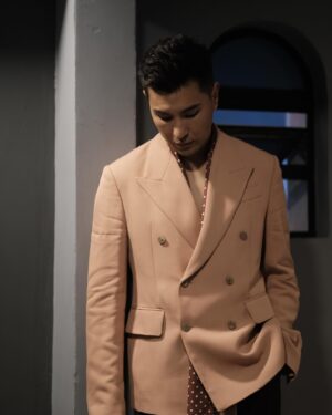 Ruco Chan Instagram - #好運一條龍新春演唱會2024 
#雲頂 
#馬來西亞 

outfit: @amiri 
shoes: @prada 
styling: @willng_cc cc @creativecoven_