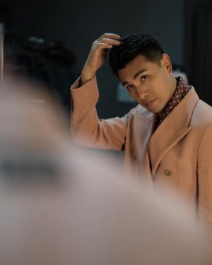 Ruco Chan Instagram - #好運一條龍新春演唱會2024 
#雲頂 
#馬來西亞 

outfit: @amiri 
shoes: @prada 
styling: @willng_cc cc @creativecoven_