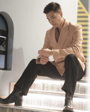 Ruco Chan Instagram - #好運一條龍新春演唱會2024 
#雲頂 
#馬來西亞 

outfit: @amiri 
shoes: @prada 
styling: @willng_cc cc @creativecoven_