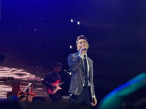 Ruco Chan Instagram - 多謝我嘅福地新加坡
打俾我難忘嘅晚上
幾首歌實在太少
還有好多大家成長嘅回憶
同難忘嘅電視劇沒有同大家分享
不過今次之旅無論係太太同小豬比
都係第一次踏足我的福地
不久嘅將來再和大家見面
多謝家燕姐🤞🏻
同三位永遠的視帝💪🏽
合作愉快
期待去更多嘅地方