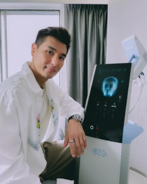 Ruco Chan Instagram - 喺LIGHTMAC 日常保養之餘 ，試埋EMFACE 新技術，
只需要20分鐘 ，就能同時 提升面部肌肉＋治療面部肌膚，療程好岩我 ，夠快，又有效!

#lightmac #lightmeuppro #yourendlessbeauty #lightuptruechange #美的傳承 #emface #btl