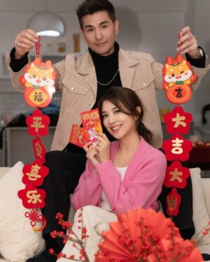 Ruco Chan Instagram - 揸住揮春
播住情歌
都幾特別呀
祝各位鵬友
情人節快樂