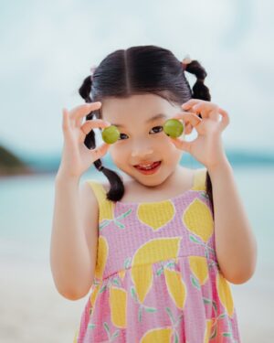 Ruco Chan Instagram - Sun-kissed and feeling fruity🍋

Photography | @raymond.a7c 
Makeup | @renee_316 
Hair | @reallllll