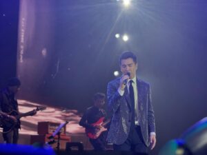 Ruco Chan Instagram - 多謝我嘅福地新加坡
打俾我難忘嘅晚上
幾首歌實在太少
還有好多大家成長嘅回憶
同難忘嘅電視劇沒有同大家分享
不過今次之旅無論係太太同小豬比
都係第一次踏足我的福地
不久嘅將來再和大家見面
多謝家燕姐🤞🏻
同三位永遠的視帝💪🏽
合作愉快
期待去更多嘅地方